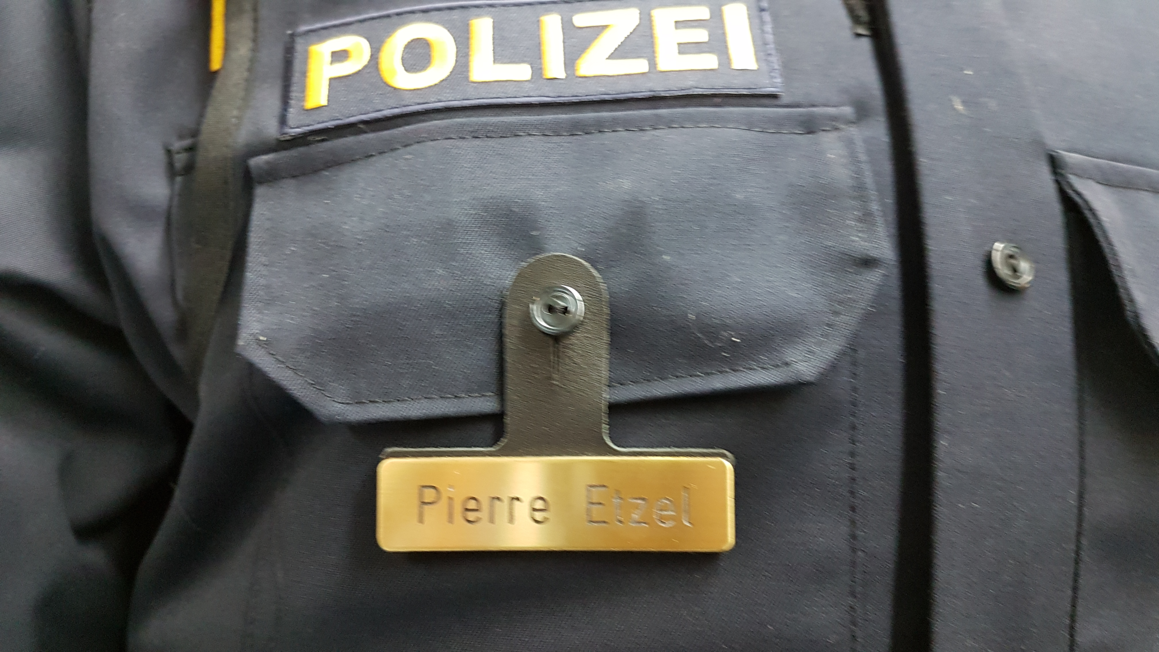 ETZEL® Namensschild auf Lederlasche mit Knopfloch, gold, Brustanhänger und  Namensschilder, Uniformeffekte/Abzeichen, Polizei / Ordnungsbehörden