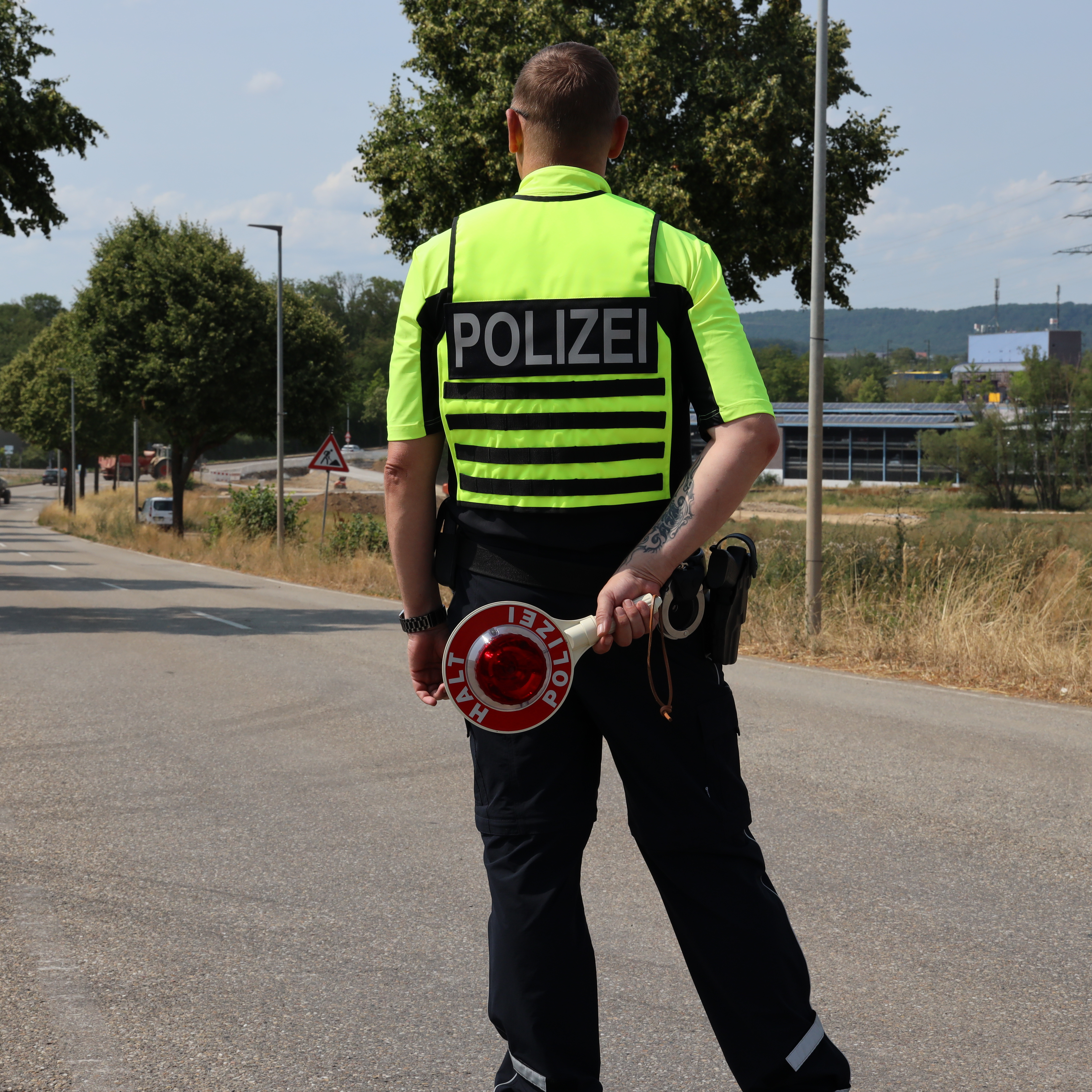 ETZEL Behörden Signal-/Warnweste mit Aufdruck POLIZEIBEHÖRDE Größe: 2XL/3XL, Westen, Jacken & Kombis, Bekleidung, Restposten / Schnäppchen